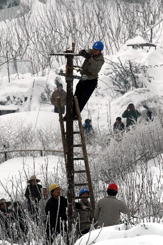 1月22日,安徽金寨縣張沖供電所職工在野外架設(shè)臨時(shí)居民用電線路。1月17日,三峽電力外送華東的重要輸電線路――500千伏宜華直流輸電線路位于安徽霍山縣和金寨縣境內(nèi)的4座線塔嚴(yán)重受損,造成金寨縣張沖鄉(xiāng)部分地區(qū)的居民用電線路短路。金寨縣供電公司迅速組織人員搶修居民用電線路。目前,受到影響的村民已恢復(fù)用電。