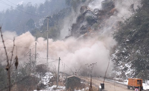 1月23日,已與山體發(fā)生裂縫隨時有崩塌危險的巨型巖石被定向爆破。為根除隱患,確保交通道路暢通和春運安全, 湖北宜都市有關(guān)部門1月23日對省主干公路鴉來線聶家河段尖峰垴山腳下的一塊巨型巖石滑坡體進行定向爆破。而后,施工隊伍24小時對爆破的碎石進行清理。預(yù)計3天時間可將碎石全部清理完畢。