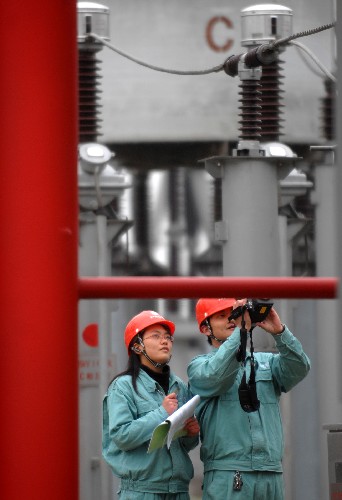 1月24日,供電工作人員在安徽宣城敬亭500千伏變電站進行極端氣候下的電力設備檢查。受強冷空氣和連續(xù)強降雪的影響,安徽用電負荷不斷上升,最高用電負荷達1130萬千瓦,電力平衡進入緊張狀態(tài)。對此,安徽省電力部門立即采取多項措施,確保電網(wǎng)安全穩(wěn)定運行和可靠供電。截至目前,安徽電網(wǎng)基本沒有發(fā)生輸變電設備跳閘事故和錯峰、限電情況,受雪災影響地區(qū)群眾用電基本暢通。