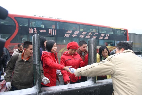 1月27日,救援人員向受困的客車乘客發(fā)放免費(fèi)礦泉水。受惡劣天氣的持續(xù)影響,廣東京珠北高速封閉路段結(jié)冰情況仍然嚴(yán)重,并有加劇的趨勢,截至27日17時(shí),該路段仍無法通車。在因?yàn)?zāi)交通堵塞嚴(yán)重的韶關(guān)市乳源瑤族自治縣,當(dāng)?shù)卣o急開展援助工作,為受阻車輛、人員提供幫助。