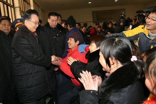 1月29日,中共中央政治局常委、國(guó)務(wù)院總理溫家寶在湖南長(zhǎng)沙火車(chē)站看望滯留車(chē)站的旅客。這是溫家寶總理與候車(chē)大廳的旅客交談。
