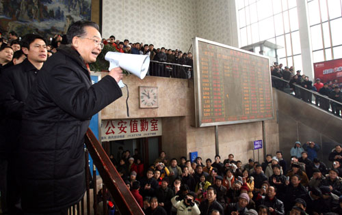 1月29日,中共中央政治局常委、國(guó)務(wù)院總理溫家寶在湖南長(zhǎng)沙火車(chē)站看望滯留車(chē)站的旅客。溫家寶總理對(duì)旅客說(shuō),春節(jié)快到了,我給大家拜個(gè)早年。你們被困在火車(chē)站,還沒(méi)能提早回家,我表示深深的歉意,現(xiàn)在我們正在想盡一切辦法搶修,一定把大家送回家過(guò)春節(jié)。