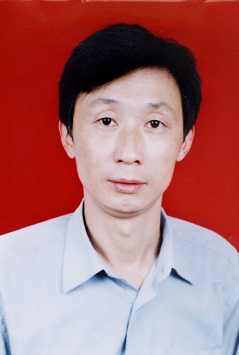 1月12日后,我國(guó)南方大部分地區(qū)出現(xiàn)多年未遇的大范圍強(qiáng)雨雪天氣,多條干線公路交通中斷,車(chē)輛受阻嚴(yán)重,給正常出行和重點(diǎn)物資運(yùn)輸帶來(lái)嚴(yán)重影響。交通戰(zhàn)線廣大干部職工舍棄個(gè)人利益,積極投身到抗災(zāi)保暢通的戰(zhàn)斗中,譜寫(xiě)了一曲曲感人的樂(lè)章。 這是在雪災(zāi)中殉職的安徽全椒縣交通局工會(huì)干部王勇。