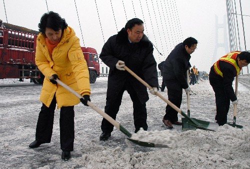 1月12日后,我國(guó)南方大部分地區(qū)出現(xiàn)多年未遇的大范圍強(qiáng)雨雪天氣,多條干線公路交通中斷,車(chē)輛受阻嚴(yán)重,給正常出行和重點(diǎn)物資運(yùn)輸帶來(lái)嚴(yán)重影響。交通戰(zhàn)線廣大干部職工舍棄個(gè)人利益,積極投身到抗災(zāi)保暢通的戰(zhàn)斗中,譜寫(xiě)了一曲曲感人的樂(lè)章。 這是湖北省交通廳廳長(zhǎng)林志慧(左一)頂著刺骨的寒風(fēng),在京珠高速軍山長(zhǎng)江大橋上與管理處的員工們一起鏟雪,確保軍山長(zhǎng)江大橋暢通。