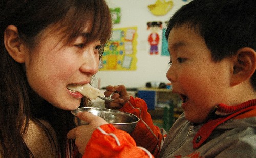 3月6日,一名小朋友給媽媽喂餃子。“三八”婦女節(jié)即將到來,安徽省巢湖市金碼頭雙語藝術(shù)幼兒園3月6日開展“我給媽媽包餃子”、“我喂媽媽吃餃子”等親子活動,讓孩子們在勞動中體驗媽媽的辛苦,向媽媽表達感恩之情。