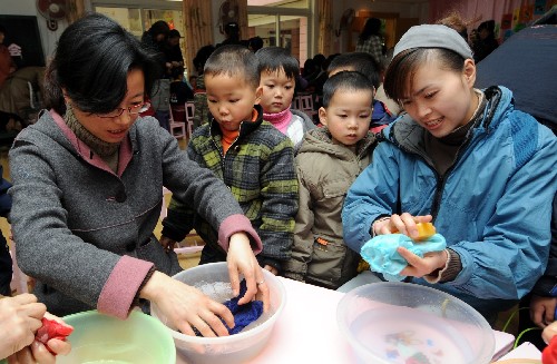 3月6日,杭州朝暉五區(qū)幼兒園的孩子們在觀看母親洗衣服,體驗?zāi)赣H的辛苦。在“三八”國際勞動婦女節(jié)即將到來之際,杭州市舉行才藝比拼、愛心傳遞、親子游戲等活動,激發(fā)孩子關(guān)心母親、孝敬長輩的感恩情懷。