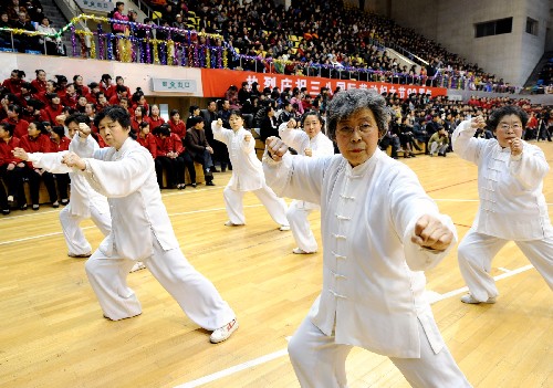 3月7日,太極拳表演隊在進行表演。當日,山西省婦聯(lián)和太原市婦聯(lián)舉辦慶“三八”迎奧運大型健身展示活動,近千名女性表演了健美操、太極拳和健身秧歌等,迎接“三八”國際勞動婦女節(jié)的到來。