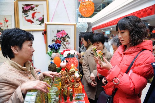 3月7日,顧客(右)向一位來自遼寧省本溪市的女設(shè)計(jì)師了解手工藝術(shù)品的情況。在“三八”國際勞動?jì)D女節(jié)即將到來之際,遼寧省婦聯(lián)等有關(guān)部門組織全省一些創(chuàng)業(yè)女精英到沈陽聯(lián)合展示她們的產(chǎn)品。