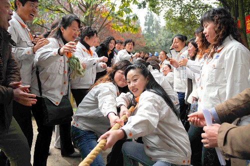 3月7日,在昆明市金殿公園,一些女職工在進行拔河比賽。當日,昆明市2.8萬名女職工參加游園活動,迎接“三八”國際勞動婦女節(jié)。