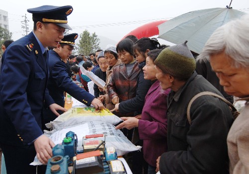 3月16日,重慶市工商局巴南區(qū)分局的幾名工商執(zhí)法人員在巴南區(qū)一品鎮(zhèn)介紹辨別真假農(nóng)藥和農(nóng)業(yè)小機(jī)械的方法。當(dāng)日,重慶市工商行政管理局正式全面啟動(dòng)了“農(nóng)資打假”專項(xiàng)行動(dòng),工商執(zhí)法人員對(duì)各種農(nóng)藥、種子、農(nóng)機(jī)等農(nóng)資產(chǎn)品展開全面清理,并通過猜謎、贈(zèng)送消費(fèi)維權(quán)手冊(cè)、現(xiàn)場(chǎng)受理投訴等多種形式對(duì)農(nóng)村居民進(jìn)行“農(nóng)資打假”的宣傳教育,受到農(nóng)民歡迎。