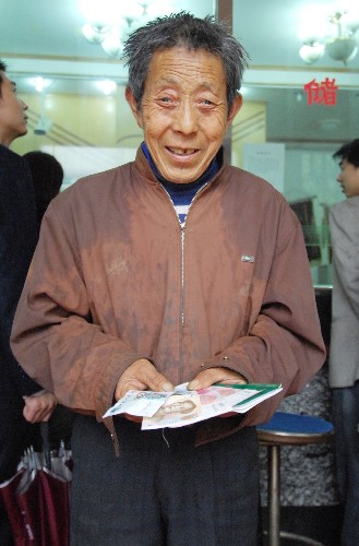 3月21日,南昌市灣里區(qū)竹山社區(qū)的老人王家財(cái)領(lǐng)到低保費(fèi)。2008年,江西省南昌市有關(guān)部門通過(guò)適當(dāng)提高城鄉(xiāng)低保對(duì)象補(bǔ)助水平、發(fā)放臨時(shí)補(bǔ)貼和上門走訪等方式,幫扶困難群眾。據(jù)了解,南昌城市低保補(bǔ)助每人每月提高15元,農(nóng)村低保補(bǔ)助每人每月提高10元。