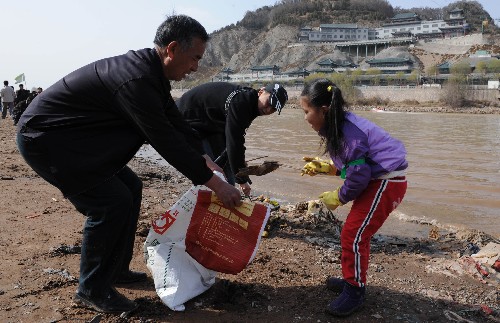 3月22日,在甘肅蘭州市的黃河岸邊,5歲的王可瑩(右)與父親(中)、祖父(左)一起義務(wù)清理黃河岸邊的垃圾。當(dāng)日,由新華網(wǎng)甘肅頻道、橡樹網(wǎng)、綠駝鈴環(huán)保組織等共同發(fā)起的“沿黃九省區(qū)‘共飲黃河水·保護(hù)母親河’大型公益活動(dòng)”在蘭州舉行。蘭州市的400多名志愿者及網(wǎng)友通過揀拾垃圾、檢測(cè)水質(zhì)、宣講污染危害等多種形式加入到保護(hù)黃河的行動(dòng)中來。