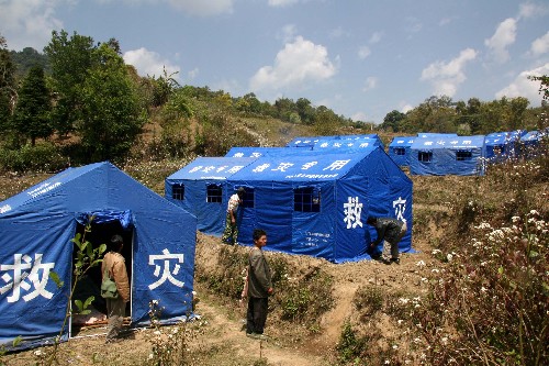 3月23日,盈江縣銅壁關(guān)鄉(xiāng)孔木單景坡山寨山坡上搭建了22頂救災(zāi)帳篷,住進(jìn)70多位受災(zāi)群眾。 新華社記者 陳海寧 攝