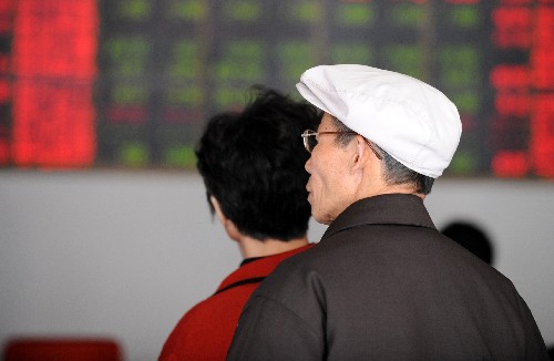 月28日,股民在合肥一家證券營(yíng)業(yè)部?jī)?nèi)關(guān)注大盤(pán)。當(dāng)日,上證綜指跳空33點(diǎn)低開(kāi),早盤(pán)下探3357.23點(diǎn)后開(kāi)始一路上行,先后收復(fù)3400點(diǎn)和3500點(diǎn),尾盤(pán)以接近全天最高點(diǎn)的3580.15點(diǎn)報(bào)收,較前一交易日大漲4.94%。深證成指當(dāng)日收?qǐng)?bào)13692.84點(diǎn),較前一交易日上漲4.43%。