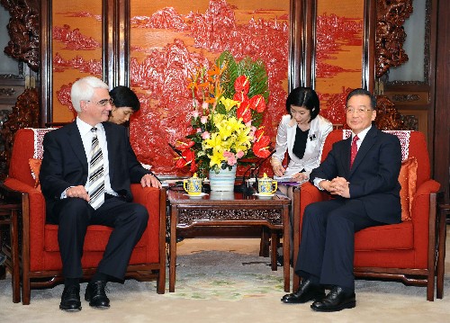 4月15日,國(guó)務(wù)院總理溫家寶在中南海紫光閣會(huì)見來華出席首次中英經(jīng)濟(jì)財(cái)金對(duì)話的英國(guó)首相布朗特別代表、財(cái)政大臣達(dá)林。