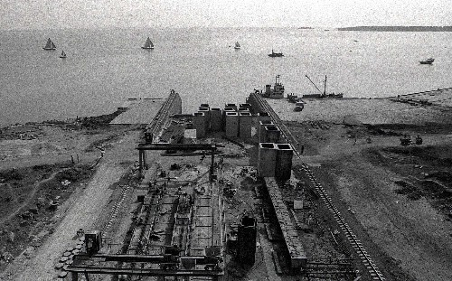 這是洋浦港碼頭建設(shè)工地場景(1990年5月攝)。 新華社記者 姜恩宇 攝