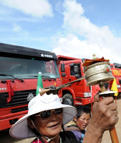 4月28日,西藏又一重點(diǎn)公路工程――納木錯(cuò)至班戈公路改建工程開工奠基。