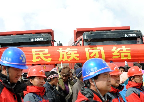 4月28日,西藏又一重點(diǎn)公路工程――納木錯(cuò)至班戈公路改建工程開工奠基。
