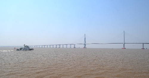 這是一艘海事船在杭州灣跨海大橋北岸海域巡檢(2008年4月24日攝)。