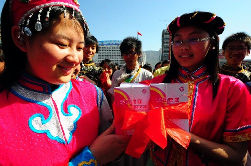 5月9日,西北民族大學(xué)的兩位女大學(xué)生代表學(xué)校領(lǐng)到“平安家庭宣傳手冊”。當(dāng)日,甘肅省“創(chuàng)平安家庭、保奧運平安”百萬婦女大行動在全省各市州、縣區(qū)和鄉(xiāng)鎮(zhèn)同時啟動。行動組織引導(dǎo)廣大婦女群眾和家庭迅速投入到維護(hù)社會穩(wěn)定的具體實踐中來,爭做好公民、好妻子、好母親,做到遠(yuǎn)離愚昧、遠(yuǎn)離傷害、遠(yuǎn)離動亂、遠(yuǎn)離犯罪。