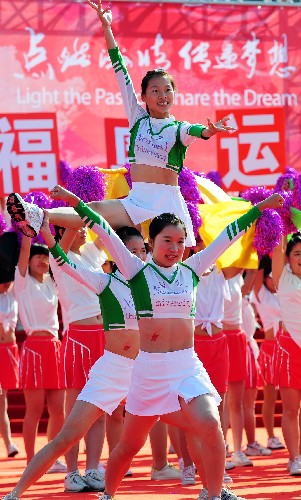 5月12日,學(xué)生們?cè)谄鹋軆x式上表演。 新華社記者 姜克紅 攝