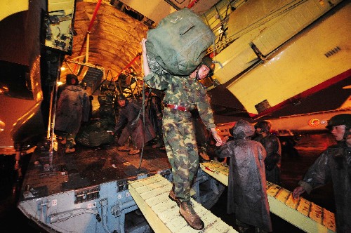 5月13日,空降兵某部官兵從軍用飛機(jī)上卸載救災(zāi)物資。當(dāng)晚,空降兵某部1300余名官兵乘軍用飛機(jī)抵達(dá)四川成都雙流機(jī)場(chǎng),他們將趕赴德陽(yáng)災(zāi)區(qū)執(zhí)行抗震救災(zāi)任務(wù)。