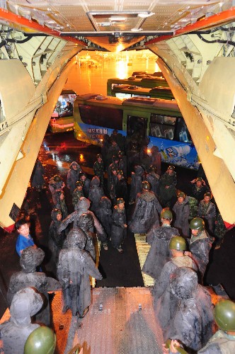 5月13日,空降兵某部官兵抵達(dá)成都雙流機(jī)場(chǎng)。當(dāng)晚,空降兵某部1300余名官兵乘軍用飛機(jī)抵達(dá)四川成都雙流機(jī)場(chǎng),他們將趕赴德陽(yáng)災(zāi)區(qū)執(zhí)行抗震救災(zāi)任務(wù)。