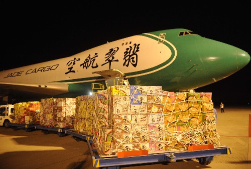5月14日,在廣西南寧市吳圩國際機(jī)場,一批包括方便面、八寶粥、壓縮餅干在內(nèi)價(jià)值125萬元、重達(dá)120噸的食品被裝上貨運(yùn)飛機(jī),緊急空運(yùn)四川地震災(zāi)區(qū)。