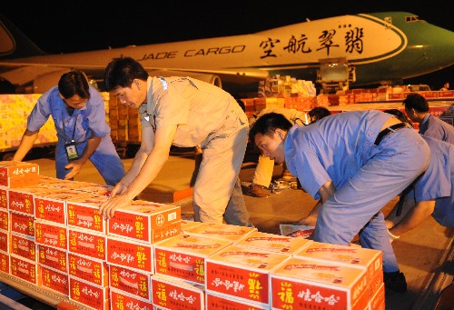5月14日,在廣西南寧市吳圩國際機(jī)場,工人正在搬運(yùn)救災(zāi)食物。當(dāng)日,在廣西南寧市吳圩國際機(jī)場,一批包括方便面、八寶粥、壓縮餅干在內(nèi)價(jià)值125萬元、重達(dá)120噸的食品被裝上貨運(yùn)飛機(jī),緊急空運(yùn)四川地震災(zāi)區(qū)。