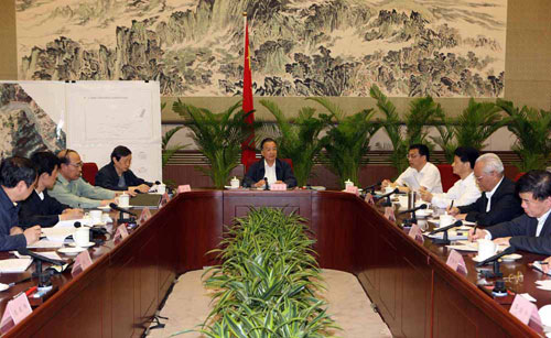 5月27日,中共中央政治局常委、國務院總理、國務院抗震救災總指揮部總指揮溫家寶在北京主持召開總指揮部第14次會議,傳達貫徹中共中央政治局會議精神,總結前一階段抗震救災工作,研究部署下一階段任務。新華社記者 姚大偉 攝
