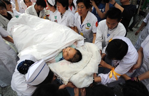 5月28日,在北川曲家鎮(zhèn)被困88小時后獲救的陳美被轉(zhuǎn)送到山西醫(yī)科大學第一附屬醫(yī)院接受救治。