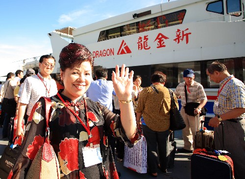 6月19日,臺(tái)北市桃園縣同鄉(xiāng)會(huì)旅游團(tuán)團(tuán)員抵達(dá)廈門和平碼頭。新華社記者 魏培全 攝