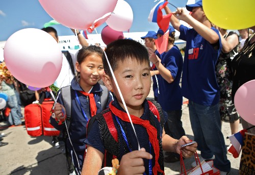 7月19日,四川地震災(zāi)區(qū)兒童抵達(dá)俄羅斯南部城市克拉斯諾達(dá)爾機(jī)場。
