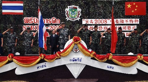 7月29日,在泰國北部清邁府,中國人民解放軍副總參謀長馬曉天中將(前排左)和泰國陸軍參謀長蒙蒂上將(前排右)在“突擊-2008”中泰陸軍特種作戰(zhàn)反恐聯(lián)合訓(xùn)練的閉幕式上敬禮。這次聯(lián)合訓(xùn)練于7月11日開始,雙方各派出24名特種部隊官兵參加,是中國首次派出部隊到國外進行時間較長、混編混訓(xùn)的聯(lián)合訓(xùn)練。新華社記者 凌朔 攝