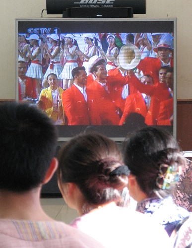 8月8日,在坦桑尼亞達(dá)累斯薩拉姆,中國(guó)駐坦桑尼亞使館的工作人員及家屬觀看北京奧運(yùn)會(huì)開幕式電視直播。當(dāng)天,第29屆奧運(yùn)會(huì)在北京拉開帷幕,各駐外機(jī)構(gòu)喜迎北京奧運(yùn)會(huì)。 新華社記者義高潮攝
