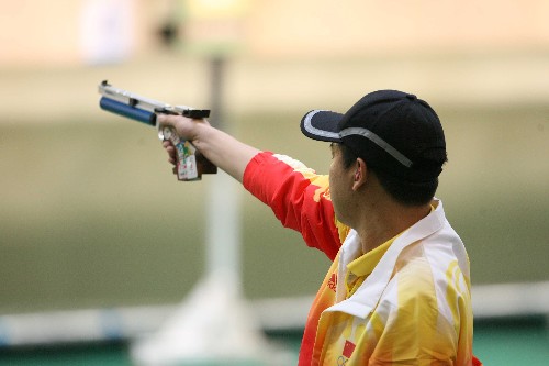 8月9日,中國選手龐偉在男子10米氣手槍決賽中。當(dāng)日,在北京奧運(yùn)會(huì)射擊男子10米氣手槍比賽中,中國選手龐偉獲得金牌。 新華社記者 鮑菲菲 攝