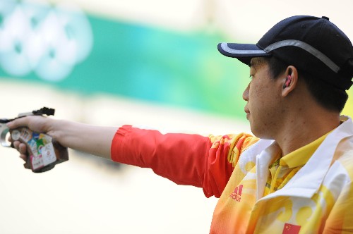 8月9日,中國選手龐偉在男子10米氣手槍決賽中。 當(dāng)日,在北京奧運(yùn)會(huì)射擊男子10米氣手槍比賽中,中國選手龐偉獲得金牌。 新華社記者焦衛(wèi)平攝