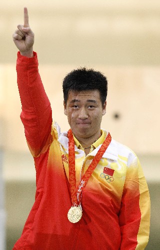 8月9日,中國選手龐偉站在領(lǐng)獎(jiǎng)臺(tái)上向觀眾致意。 當(dāng)日,在北京奧運(yùn)會(huì)射擊男子10米氣手槍比賽中,中國選手龐偉以688.2環(huán)的總成績獲得金牌。 新華社記者鮑菲菲攝