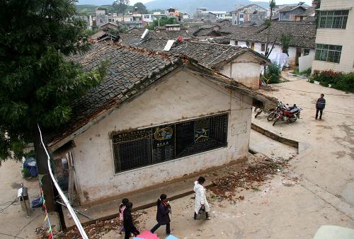 8月31日,被震成危房的會理縣黎溪工業(yè)園片區(qū)中心小學教職員工宿舍。記者從民政部獲悉,據(jù)四川省民政廳和云南省民政廳報告,截至8月31日18時初步核定,攀枝花-會理6.1級地震已造成四川、云南兩省80余萬人受災,因災死亡27人(其中四川省22人、云南省5人),失蹤3人(均為四川?。軅?62人,緊急轉移安置4萬余人;倒損民房17.7萬余間;成昆鐵路一度中斷,攀枝花市3座大型橋梁受損,涼山州3座水庫開裂;災區(qū)部分基礎設施損毀嚴重。