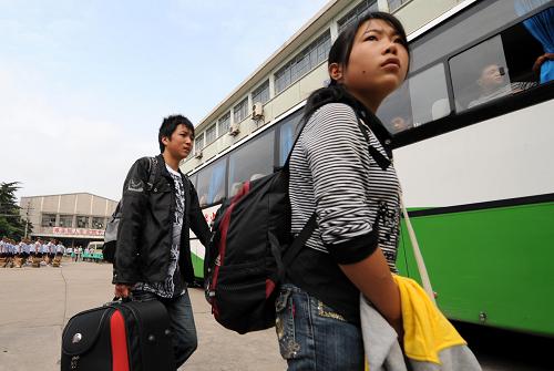 9月11日,兩名來自四川松潘縣的學生拿著行李準備登車前往即將就讀的學校。