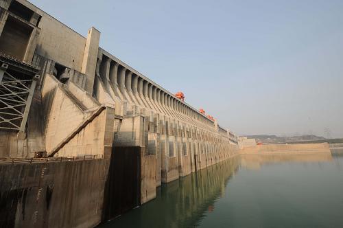蓄水至170.24米的三峽大壩(12月2日攝)。截至12月2日19時(shí),三峽工程壩前水位已降至170.24米,約比試驗(yàn)性蓄水完成后的水位下降2米,目前三峽樞紐及庫(kù)區(qū)運(yùn)行保持平穩(wěn)狀態(tài)。