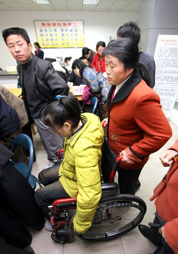 12月3日,一位母親推著下肢殘疾的女兒參加殘疾人就業(yè)招聘會。當日,為幫助殘疾人實現(xiàn)就業(yè),安徽省暨合肥市殘聯(lián)攜手舉辦殘疾人就業(yè)招聘會,共有10多家企業(yè)提供了70余個崗位,數(shù)百名殘疾人在家人陪伴下前來應聘。殘疾人迫切地需要企業(yè)降低門檻,為他們的就業(yè)敞開一扇門。
