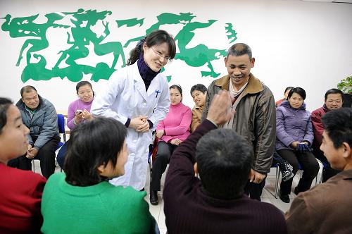 12月3日,北京市豐臺區(qū)右安門社區(qū)衛(wèi)生服務(wù)中心心理科醫(yī)生劉紅俠(白衣者)與部分社區(qū)殘障人士和精神疾病患者做“社會功能恢復(fù)游戲”。當(dāng)日,該社區(qū)“心理健康促進(jìn)室”掛牌成立。目前,豐臺區(qū)支持24個(gè)社區(qū)居委會試點(diǎn)建立“心理健康促進(jìn)室”,16個(gè)社區(qū)衛(wèi)生服務(wù)中心設(shè)立心理咨詢室,開展心理咨詢和心理干預(yù)服務(wù)。