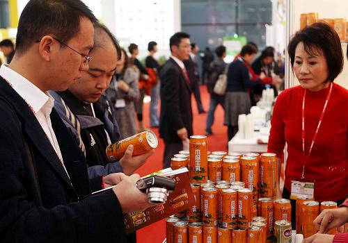 12月4日,參觀者在了解來自臺灣的“木瓜牛乳”飲料。當(dāng)日,2008中國國際食品及酒店設(shè)備用品博覽會在上海新國際博覽中心開幕,來自美國、英國、日本、新加坡等25個國家和地區(qū)的近750家食品企業(yè)參展。