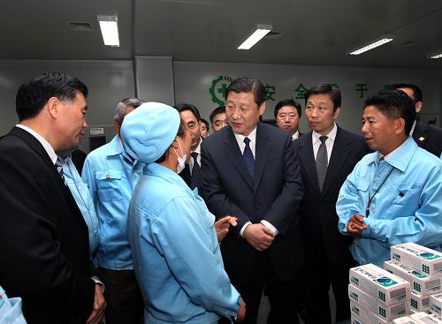 中共中央政治局常委、書記處書記、中央學(xué)習(xí)實(shí)踐科學(xué)發(fā)展觀活動(dòng)領(lǐng)導(dǎo)小組組長(zhǎng)習(xí)近平近日在廣州召開的部分省、自治區(qū)深入學(xué)習(xí)實(shí)踐科學(xué)發(fā)展觀活動(dòng)座談會(huì)上發(fā)表重要講話。在廣州期間,習(xí)近平到廣州國際企業(yè)孵化器、廣州香雪制藥股份有限公司、廣州海格通信集團(tuán)股份有限公司等進(jìn)行調(diào)研。這是12月3日,習(xí)近平在廣州香雪制藥股份有限公司調(diào)研時(shí)與工人交談。