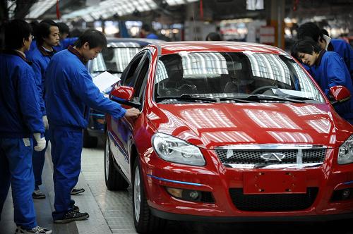 工人在奇瑞公司總裝3車間對(duì)即將下線的奇瑞A3轎車進(jìn)行檢測(12月17日攝)。奇瑞公司從去年100萬輛汽車下線之時(shí)就開始調(diào)整發(fā)展思路,發(fā)展上從“又快又好”向“又好又快”轉(zhuǎn)變,今年下半年以來,奇瑞汽車海外出口保持25%的增幅。同時(shí),從7月份以后,奇瑞汽車在國內(nèi)市場的銷量每月遞增1000輛,實(shí)現(xiàn)“逆市增長”。在堅(jiān)持做好產(chǎn)品質(zhì)量的基礎(chǔ)上,奇瑞人上下團(tuán)結(jié)一心,對(duì)渡過這場危機(jī)充滿信心。