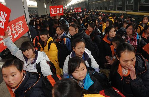12月18日,1000多名在山西長(zhǎng)治市學(xué)習(xí)的漩口中學(xué)學(xué)生回到成都火車(chē)站。當(dāng)日,乘坐1097次列車(chē)的1000多名漩口中學(xué)學(xué)生,由山西省長(zhǎng)治市返回家鄉(xiāng)過(guò)寒假。漩口中學(xué)位于四川汶川縣映秀鎮(zhèn),在5·12地震中,該校建筑大部分坍塌,1000多名學(xué)生2008年7月起遷至山西省長(zhǎng)治市長(zhǎng)安慈善學(xué)校,開(kāi)始為期三年的異地學(xué)習(xí)生涯。