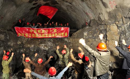 12月26日,施工人員在馬鹿箐隧道貫通處歡呼。12月24日,宜萬鐵路馬鹿箐隧道貫通,經(jīng)過穩(wěn)定測試,施工單位中國鐵建十一局26日舉行歡慶儀式,慶祝宜萬鐵路馬鹿箐隧道順利貫通。宜萬鐵路東起宜昌花艷站、西達(dá)重慶萬州站,是滬漢蓉快速通道的重要組成部分。宜萬鐵路是我國在艱險山區(qū)修建的一條高標(biāo)準(zhǔn)干線鐵路。馬鹿箐隧道是宜萬鐵路1級風(fēng)險隧道,地質(zhì)極為復(fù)雜,施工難度和安全風(fēng)險極大。