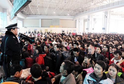 1月14日,一名鐵路公安民警在重慶北站的候車室內(nèi)引導(dǎo)旅客有序檢票。日前,隨著春節(jié)假期的臨近,重慶鐵路部門(mén)迎來(lái)春運(yùn)節(jié)前客流高峰。日進(jìn)出站客流超過(guò)10萬(wàn)人次,其中到站旅客超過(guò)6萬(wàn)人次,發(fā)送旅客達(dá)5.2萬(wàn)人次,均超過(guò)2008年春運(yùn)同期水平。