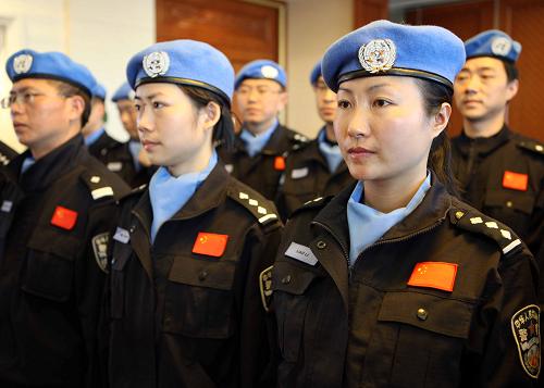 2月25日,來自江西省贛州市的交警廖莉(右)和警隊(duì)其他成員在北京首都國際機(jī)場列隊(duì)。當(dāng)日,由江西省公安機(jī)關(guān)單獨(dú)組建的我國赴東帝汶維和警隊(duì)從北京啟程赴任務(wù)區(qū)執(zhí)行輪換任務(wù)。此次21名隊(duì)員分別來自刑偵、治安、交警和出入境等警種和部門,他們在中國維和警察培訓(xùn)中心接受了任務(wù)區(qū)形勢、國際法準(zhǔn)則、維和行為概況、急救知識等內(nèi)容的培訓(xùn),掌握執(zhí)行維和任務(wù)的基本理論和警務(wù)技能,順利通過了聯(lián)合國甄選考試。